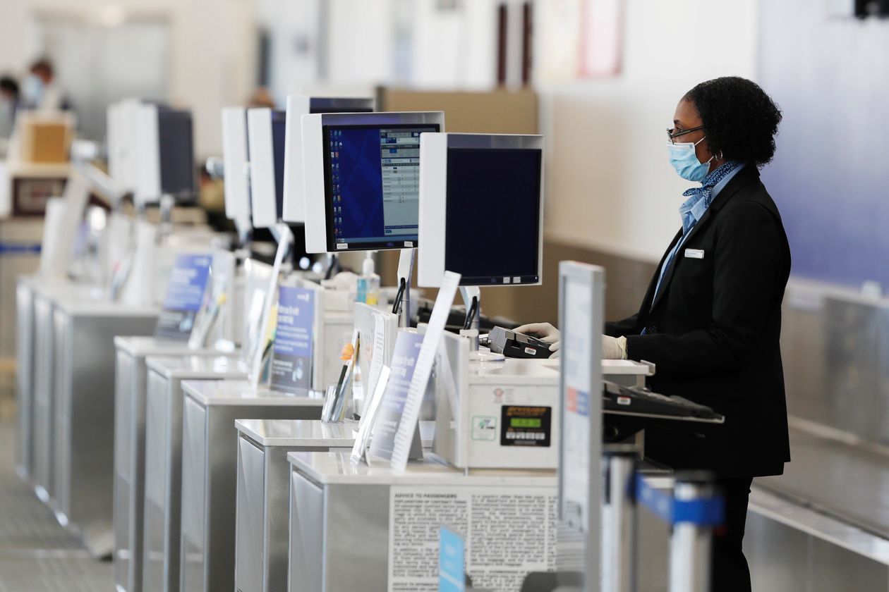 Hãng bay United Airlines cảnh báo sa thải 45% nhân viên Mỹ - Ảnh 1. Hãng bay United Airlines cảnh báo sa thải 45% nhân viên Mỹ - Ảnh 1.