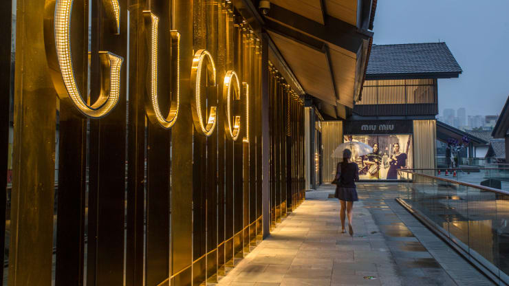 Các thương hiệu xa xỉ lớn dần chuyển dịch từ Hong Kong về Trung Quốc đại lục - Ảnh 1. Các thương hiệu xa xỉ lớn dần chuyển dịch từ Hong Kong về Trung Quốc đại lục - Ảnh 1.