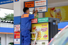 Sau 4 lần tăng liên tiếp, giá xăng không thay đổi