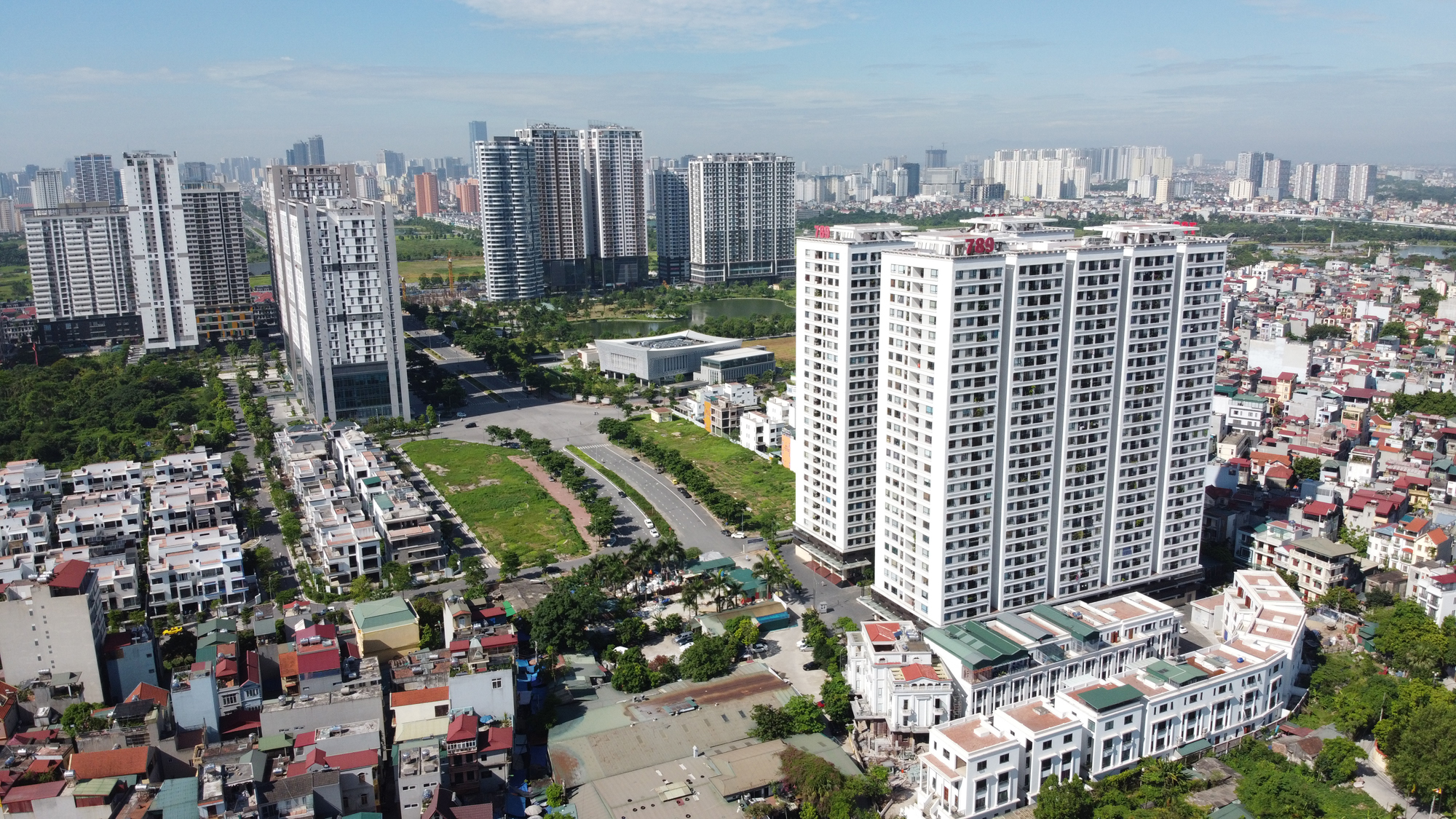 Cầu vượt nút giao Hoàng Quốc Việt - Nguyễn Văn Huyên sắp thông xe, ba khu đô thị lớn hưởng lợi - Ảnh 11.