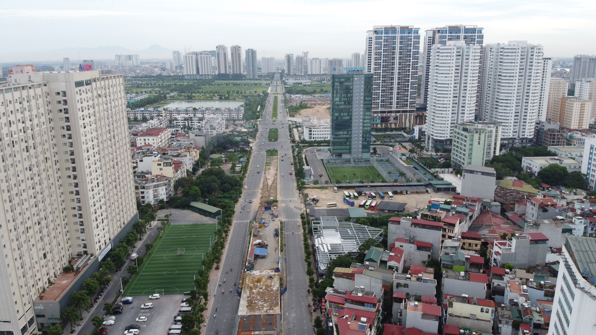 Cầu vượt nút giao Hoàng Quốc Việt - Nguyễn Văn Huyên sắp thông xe, ba quận hưởng lợi - Ảnh 6.