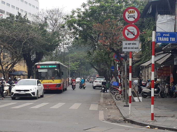 Hà Nội: Điều chỉnh xe taxi lưu thông hai chiều trên phố Phủ Doãn - Ảnh 1. Hà Nội: Điều chỉnh xe taxi lưu thông hai chiều trên phố Phủ Doãn - Ảnh 1.