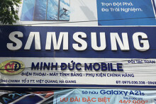 Tạm giữ hàng trăm phụ kiện điện thoại 'nhái' thương hiệu Samsung, Apple