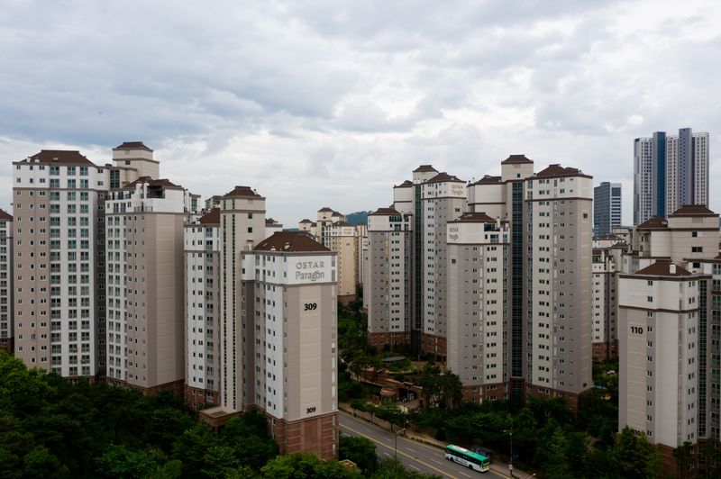 Đầu tư bất động sản toàn cầu sụt giảm 33% vì COVID-19 - Ảnh 1.