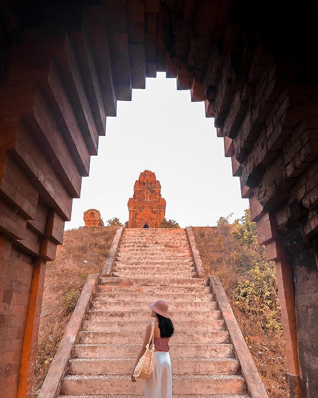 Vi vu Bình Định đừng quên check in tháp Bánh Ít: Nét đẹp kiến trúc Chăm lâu đời khiến bao người say đắm - Ảnh 2. Vi vu Bình Định đừng quên check in tháp Bánh Ít: Nét đẹp kiến trúc Chăm lâu đời khiến bao người say đắm - Ảnh 2.