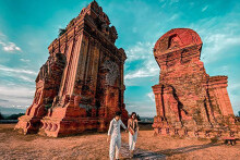 Khám phá Quy Nhơn đừng quên check in tháp Bánh Ít: Nét đẹp kiến trúc Chăm lâu đời khiến bao người say đắm