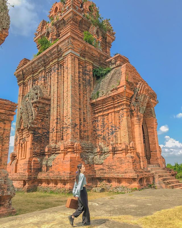 Vi vu Bình Định đừng quên check in tháp Bánh Ít: Nét đẹp kiến trúc Chăm lâu đời khiến bao người say đắm - Ảnh 3. Vi vu Bình Định đừng quên check in tháp Bánh Ít: Nét đẹp kiến trúc Chăm lâu đời khiến bao người say đắm - Ảnh 3.