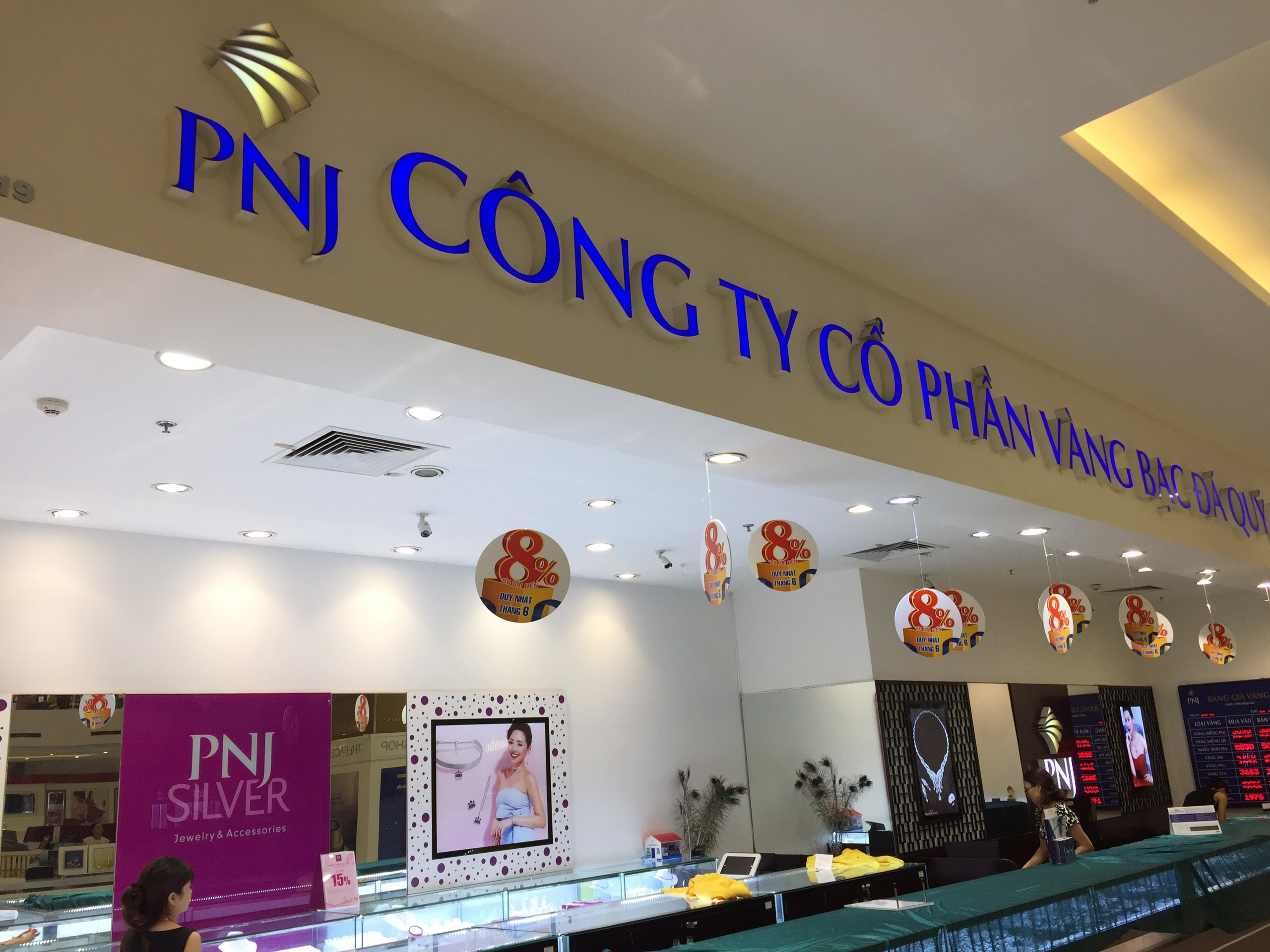 Lãi ròng PNJ giảm sâu trong quí II sau khi tạm đóng cửa 85% cửa hàng hồi tháng 4 do COVID-19 - Ảnh 1. Lãi ròng PNJ giảm sâu trong quí II sau khi tạm đóng cửa 85% cửa hàng hồi tháng 4 do COVID-19 - Ảnh 1.