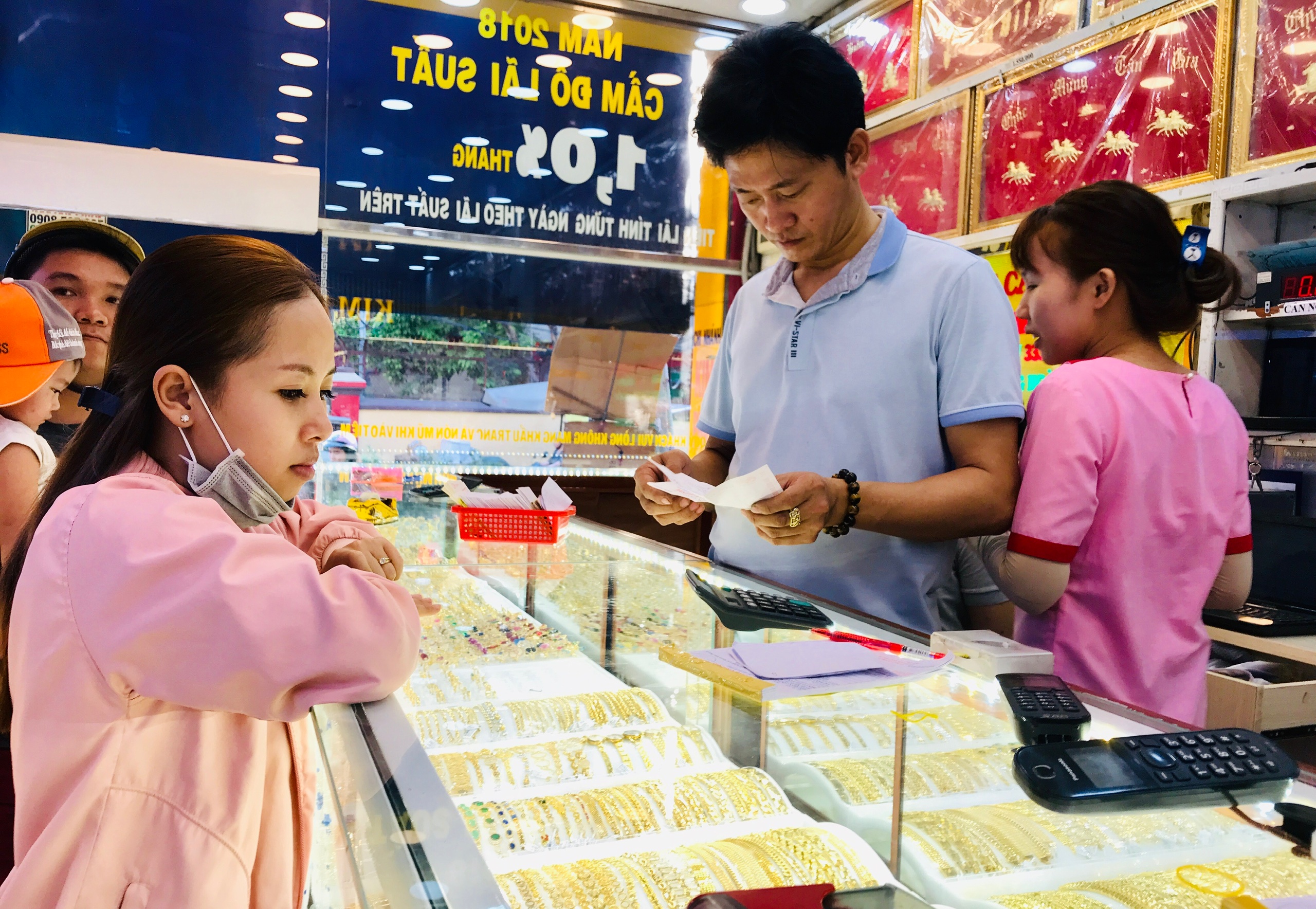 Chênh lệch mua - bán cả triệu đồng, đầu tư vào vàng có kịp hưởng lợi? - Ảnh 3. Chênh lệch mua - bán cả triệu đồng, đầu tư vào vàng có kịp hưởng lợi? - Ảnh 3.