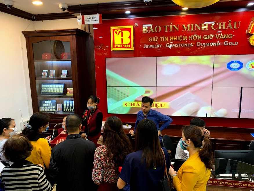 Giá vàng lập đỉnh mới, bỏ xa mốc 53 triệu đồng/lượng, người Hà Nội xếp hàng mua vàng lướt sóng - Ảnh 2.