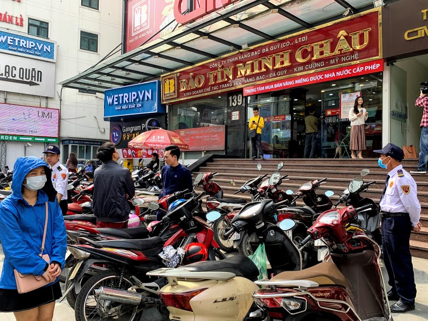 Giá vàng lập đỉnh mới, bỏ xa mốc 53 triệu đồng/lượng, người Hà Nội xếp hàng mua vàng lướt sóng - Ảnh 3.