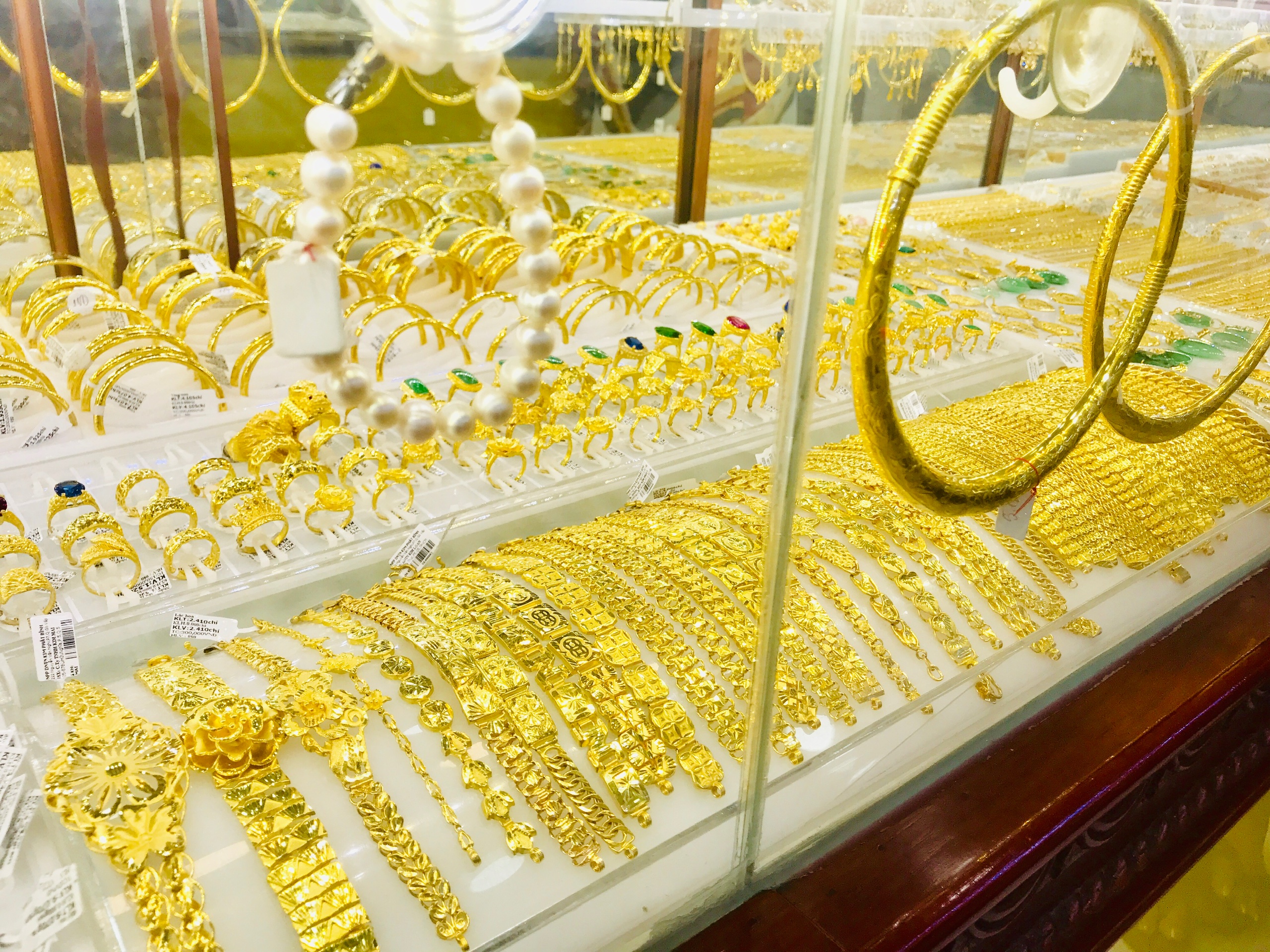 Chênh lệch mua - bán cả triệu đồng, đầu tư vào vàng có kịp hưởng lợi? - Ảnh 1. Chênh lệch mua - bán cả triệu đồng, đầu tư vào vàng có kịp hưởng lợi? - Ảnh 1.