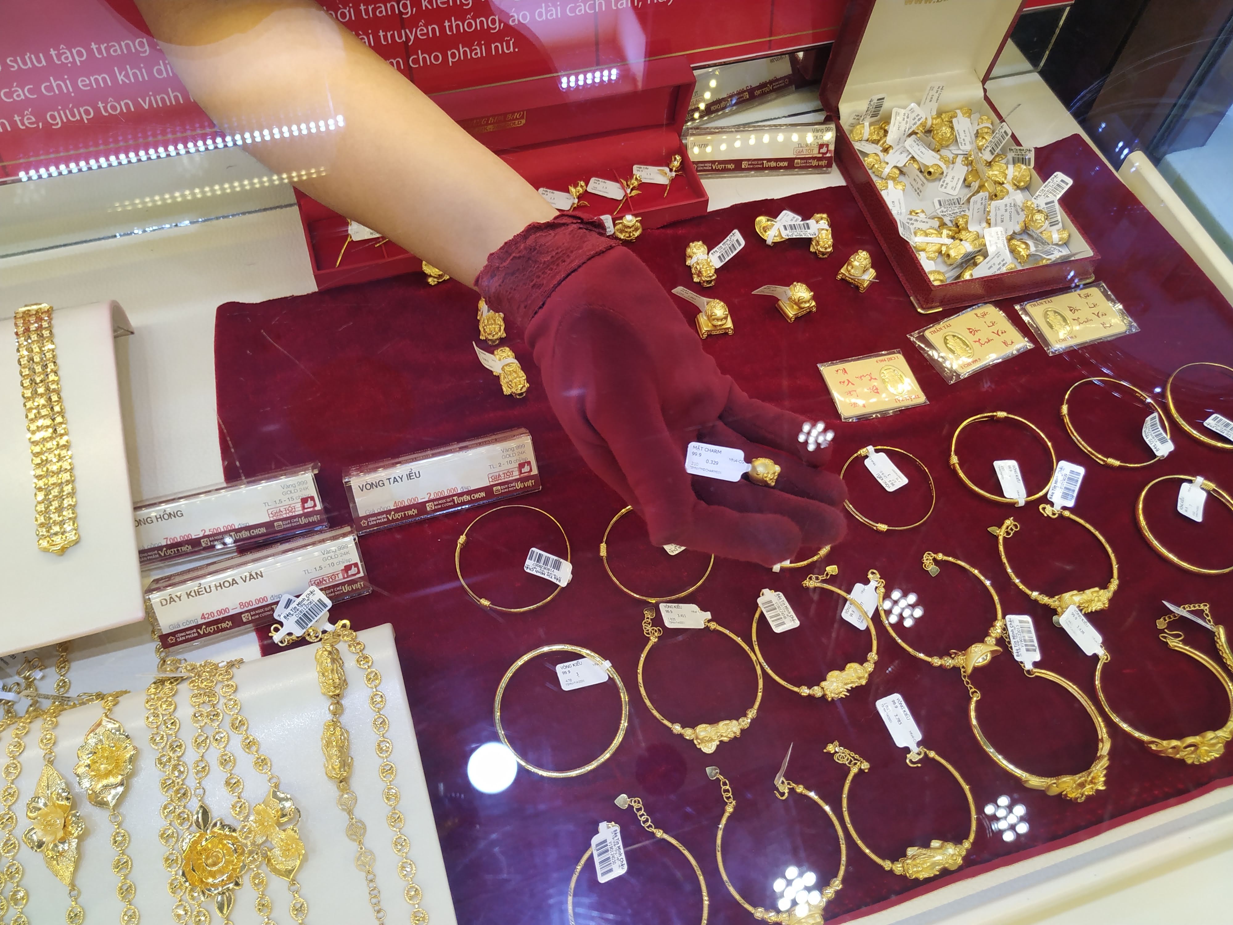 Giá vàng lập đỉnh mới, bỏ xa mốc 53 triệu đồng/lượng, người Hà Nội xếp hàng mua vàng lướt sóng - Ảnh 1.