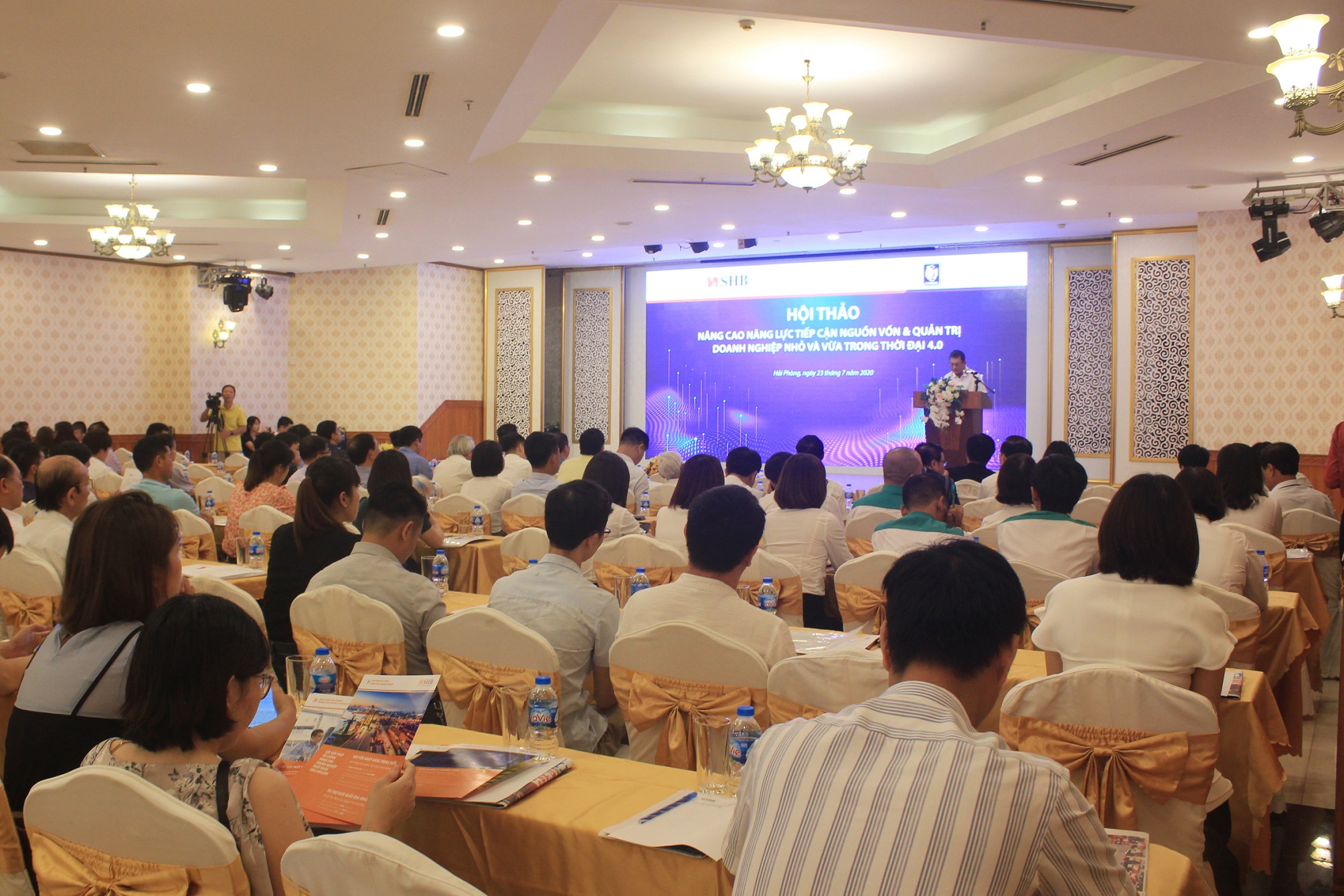 Ngân hàng tiếp sức doanh nghiệp hậu COVID-19 - Ảnh 1. Ngân hàng tiếp sức doanh nghiệp hậu COVID-19 - Ảnh 1.