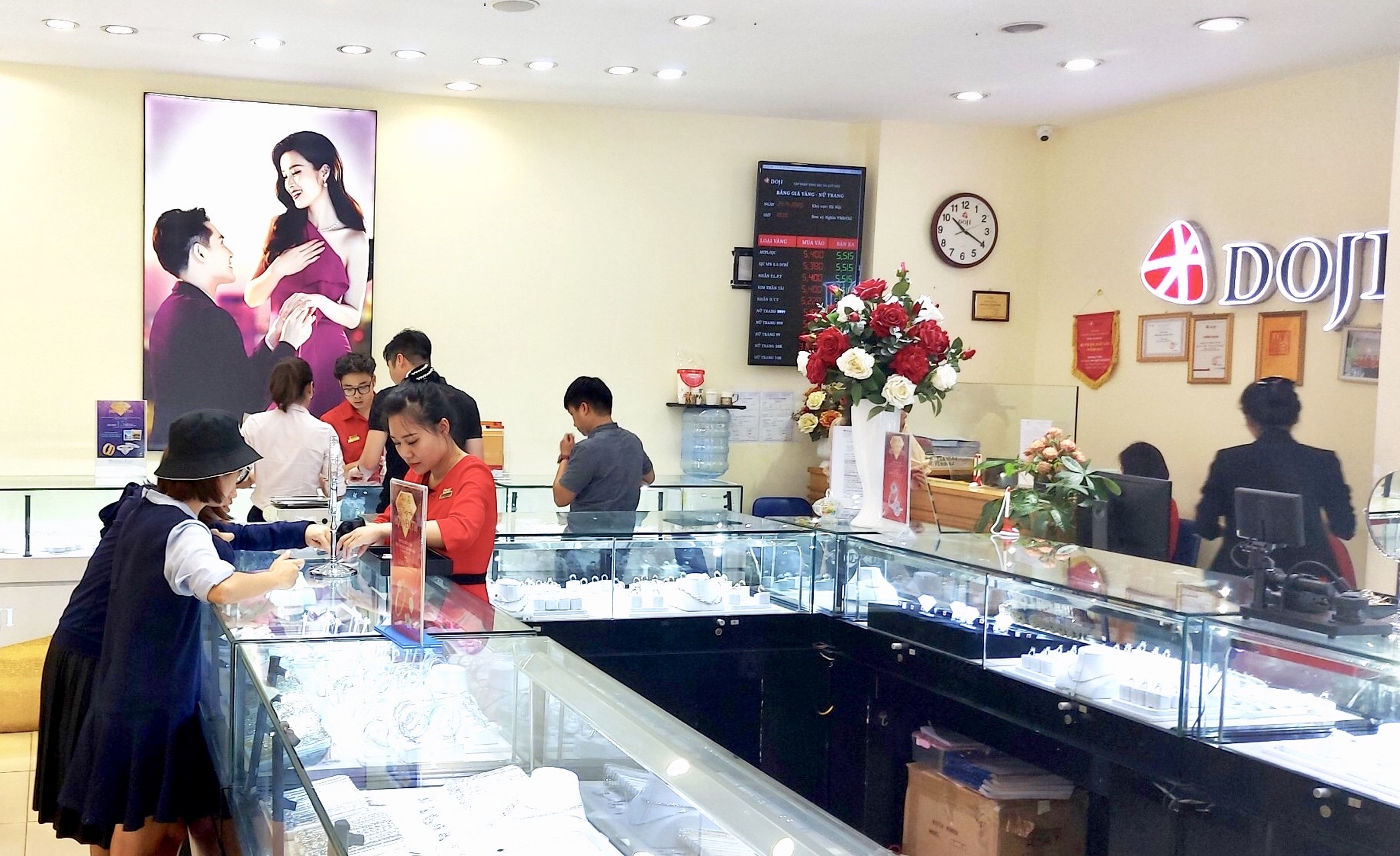 Giá vàng tăng chóng mặt, nhà đầu tư nên giữ hay chốt lời? - Ảnh 2. Giá vàng tăng chóng mặt, nhà đầu tư nên giữ hay chốt lời? - Ảnh 2.