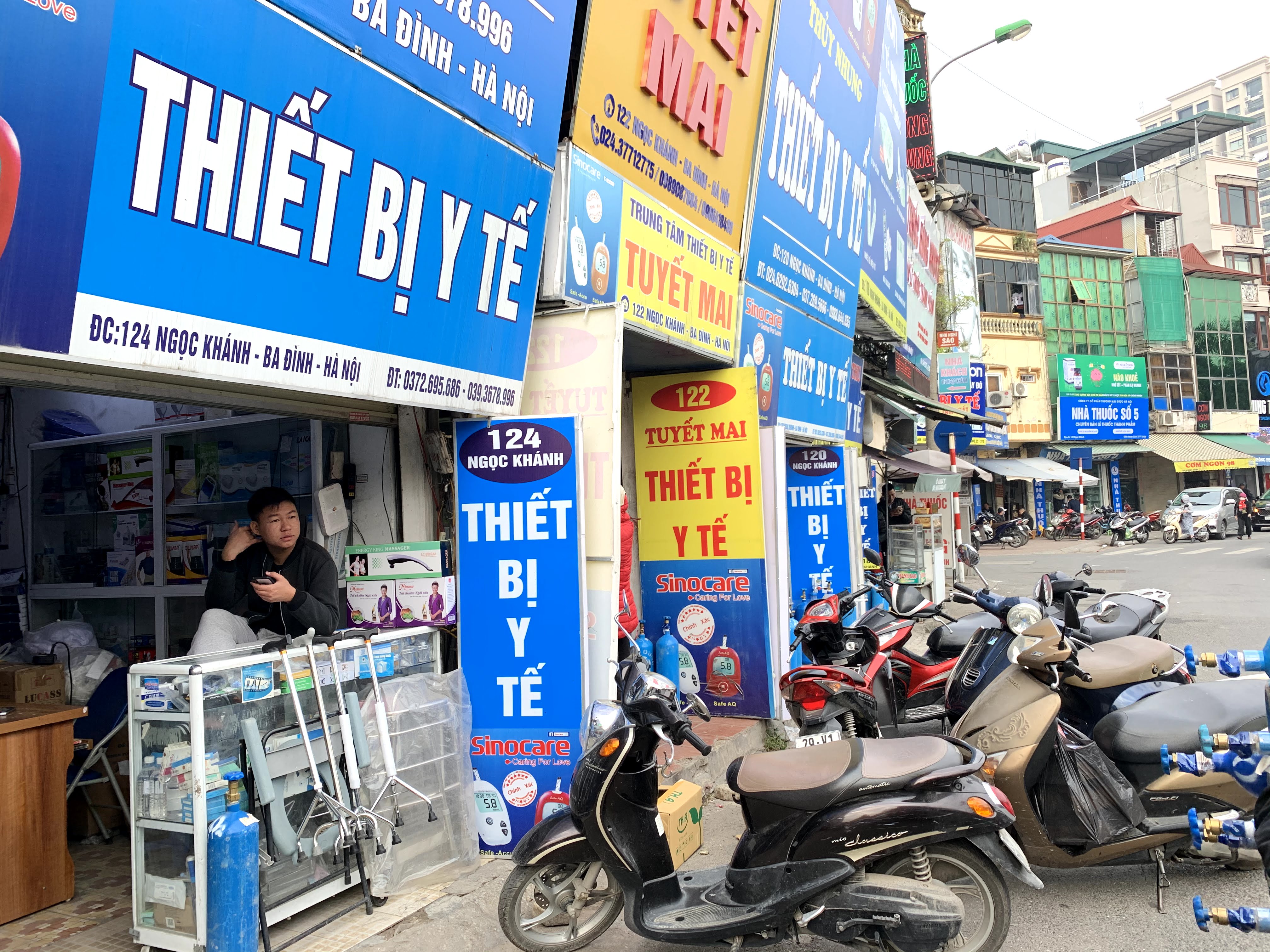Khẩu trang y tế bị hét giá lên gấp 3, bán ra nhỏ giọt trước thông tin dịch COVID-19 tại Đà Nẵng - Ảnh 3. Khẩu trang y tế bị hét giá lên gấp 3, bán ra nhỏ giọt trước thông tin dịch COVID-19 tại Đà Nẵng - Ảnh 3.
