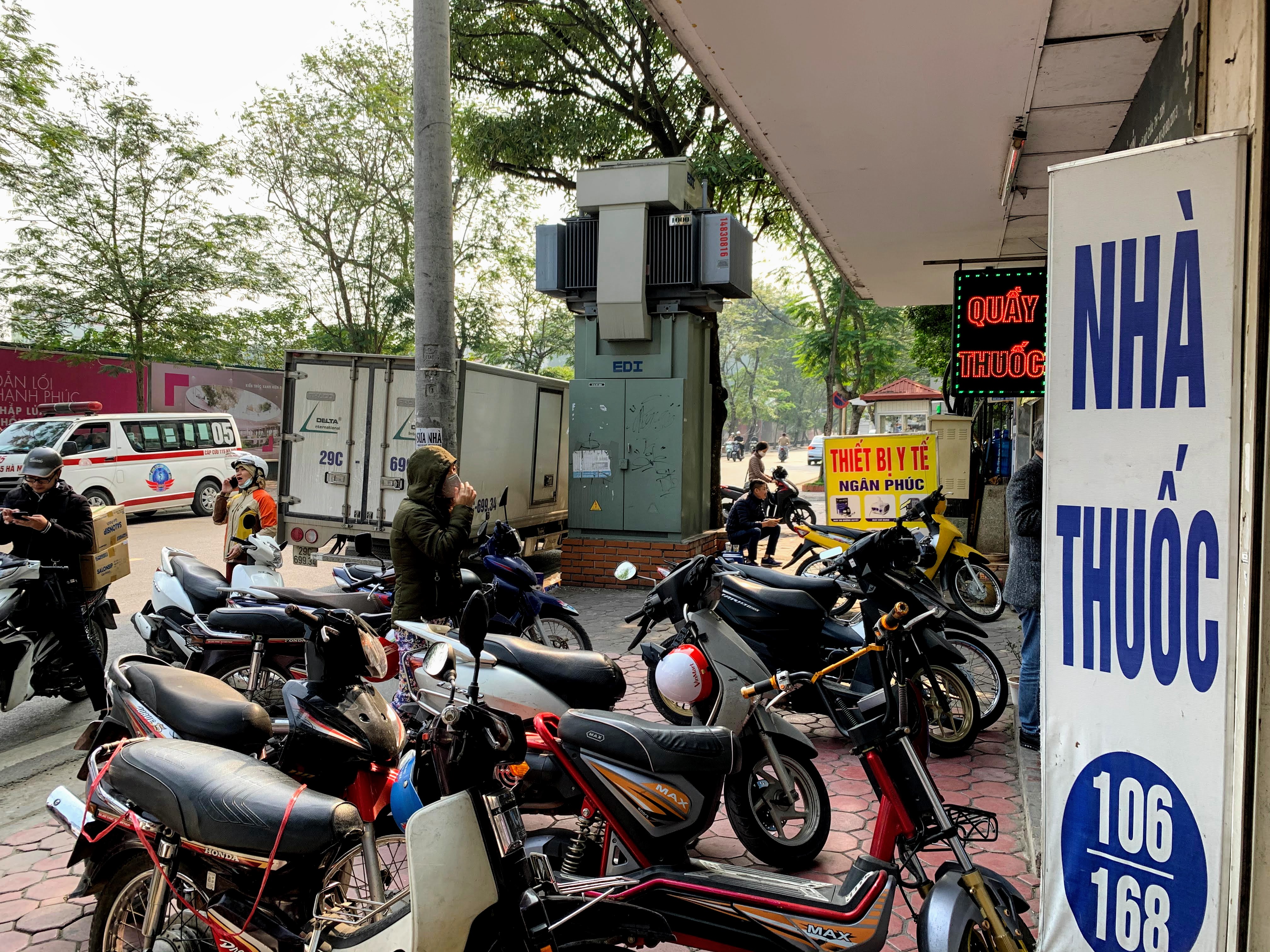 Khẩu trang y tế bị hét giá lên gấp 3, bán ra nhỏ giọt trước thông tin dịch COVID-19 tại Đà Nẵng - Ảnh 1. Khẩu trang y tế bị hét giá lên gấp 3, bán ra nhỏ giọt trước thông tin dịch COVID-19 tại Đà Nẵng - Ảnh 1.