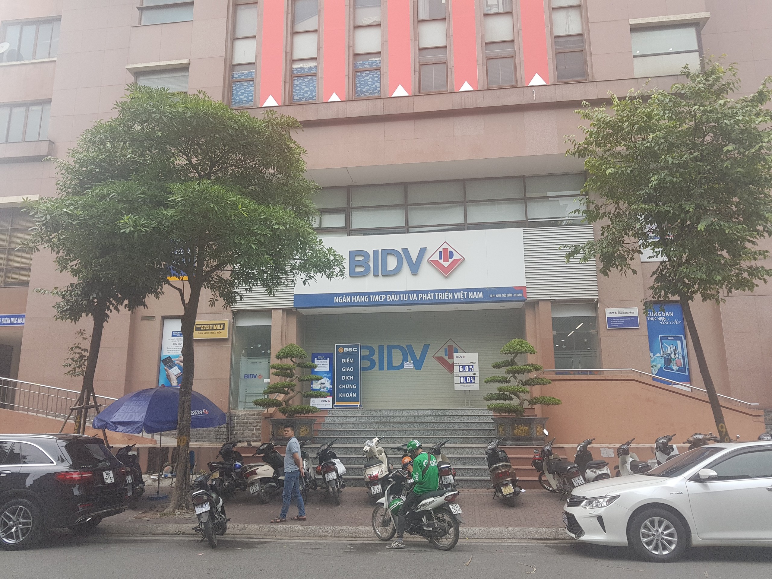 Cướp ngân hàng BIDV tại chi nhánh Ngọc Khánh, Hà Nội - Ảnh 1. Cướp ngân hàng BIDV tại chi nhánh Ngọc Khánh, Hà Nội - Ảnh 1.