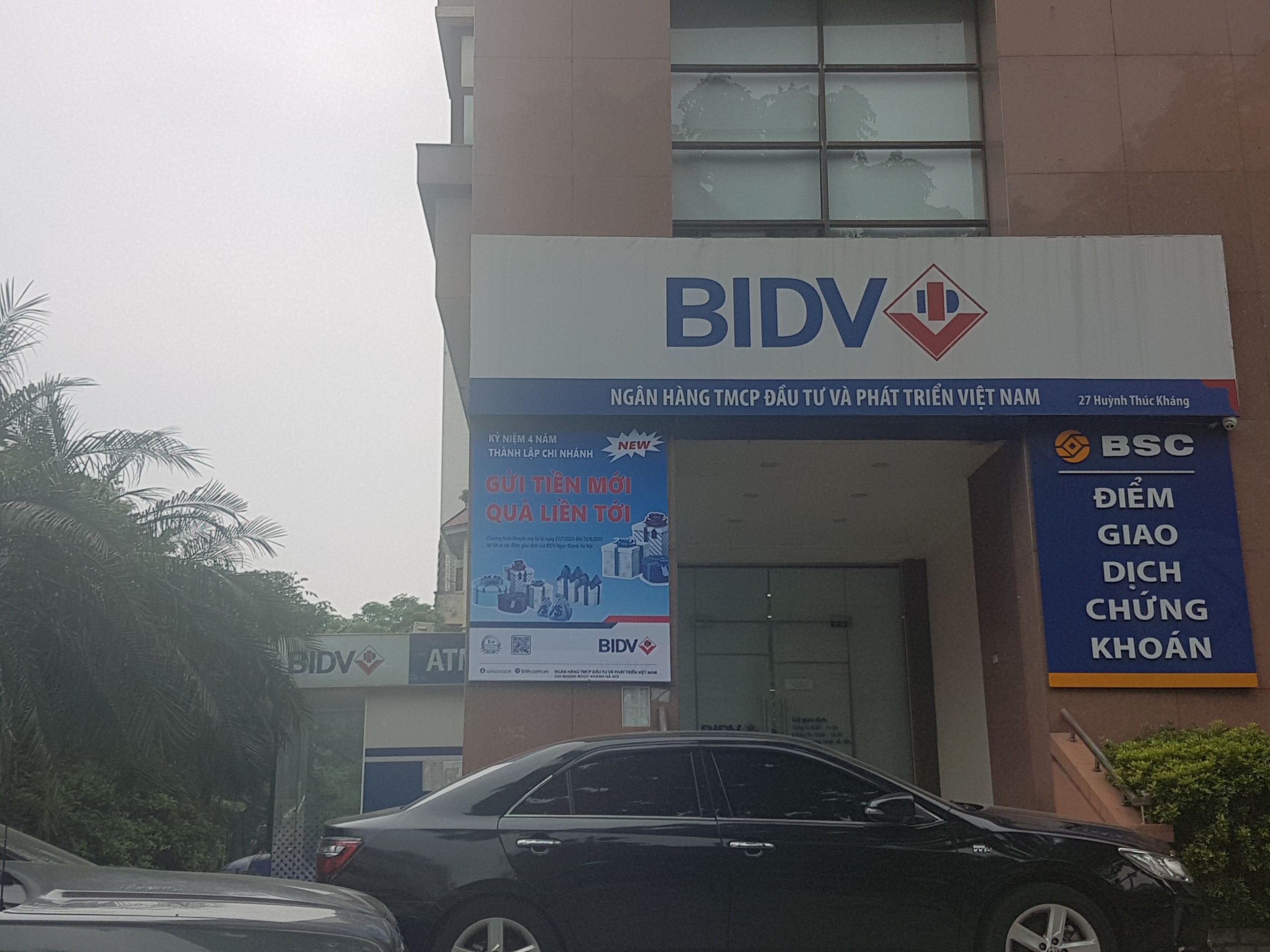 Cướp ngân hàng BIDV tại chi nhánh Ngọc Khánh, Hà Nội - Ảnh 2. Cướp ngân hàng BIDV tại chi nhánh Ngọc Khánh, Hà Nội - Ảnh 2.