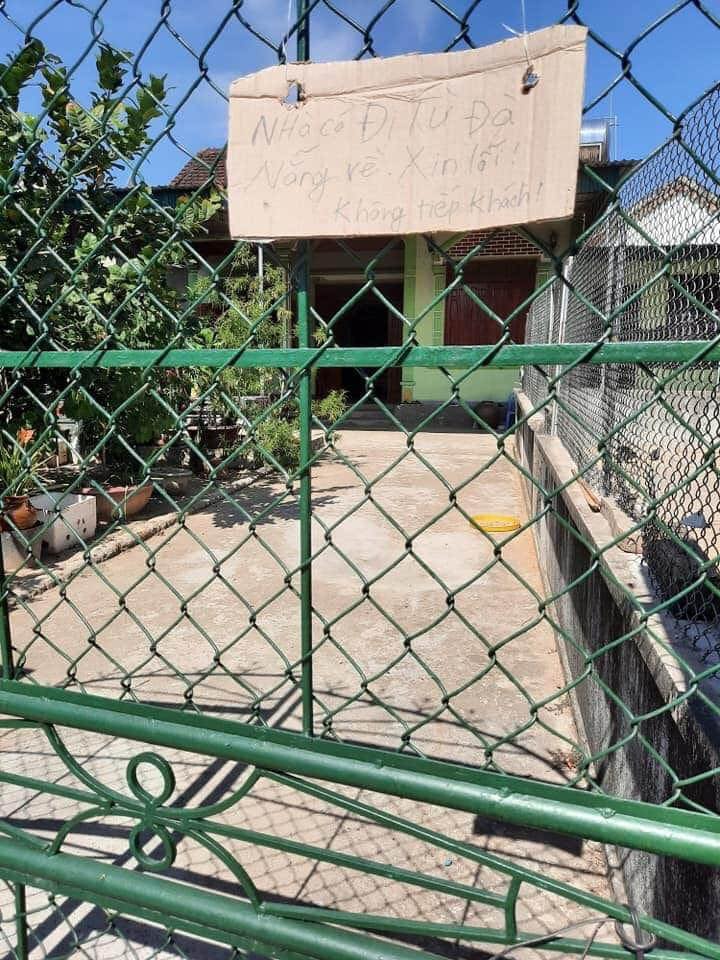 'Nhà cô đi từ Đà Nẵng về, xin lỗi không tiếp khách' - Ảnh 1.
