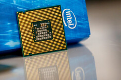 Intel đang tự rời khỏi ngai vàng trong ngành công nghệ thế giới khi thuê gia công chip bên ngoài