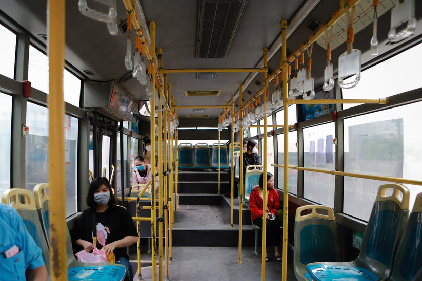 Hà Nội: Khởi động lại các biện pháp phòng chống dịch Covid-19 trên xe buýt - Ảnh 1. Hà Nội: Khởi động lại các biện pháp phòng chống dịch Covid-19 trên xe buýt - Ảnh 1.