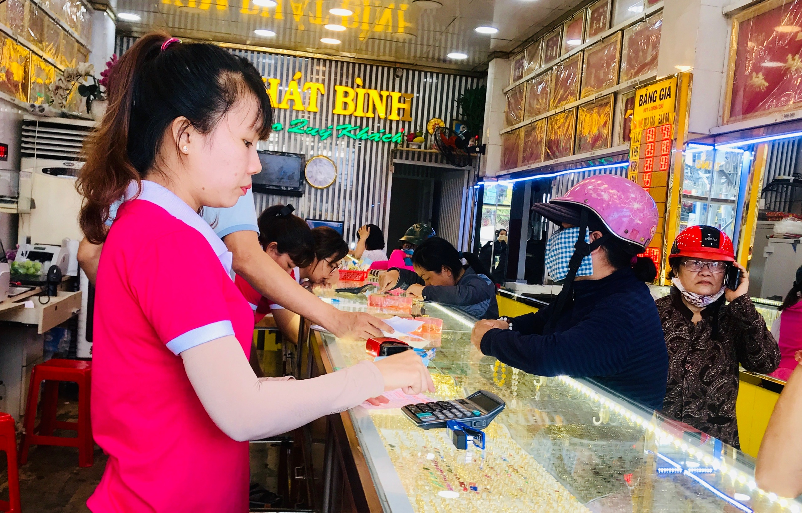 Giá vàng tuột mốc 58 triệu đồng, người mua lỗ hàng triệu đồng sau nửa ngày - Ảnh 3. Giá vàng tuột mốc 58 triệu đồng, người mua lỗ hàng triệu đồng sau nửa ngày - Ảnh 3.