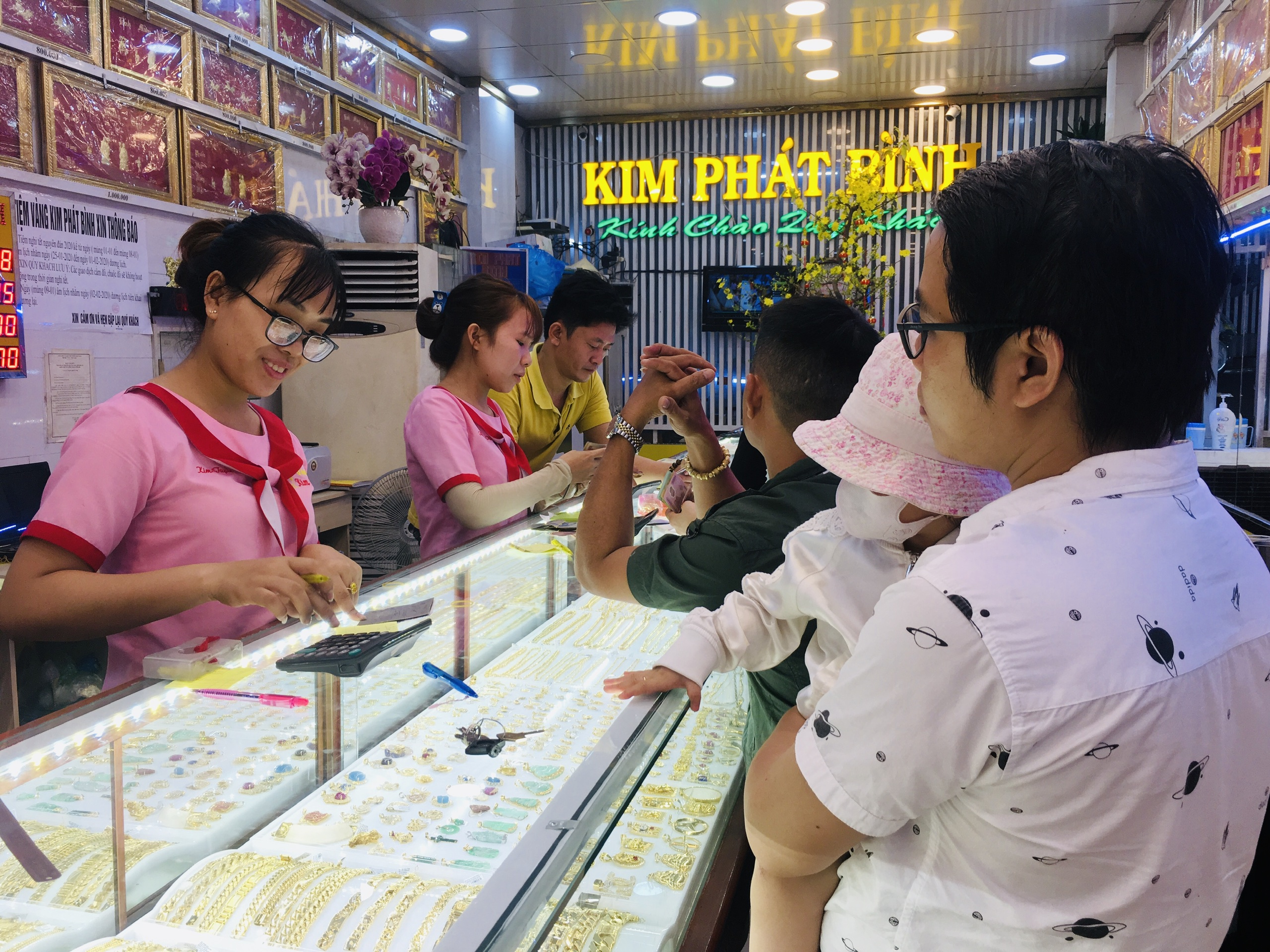 Rời đỉnh 58 triệu đồng/lượng, chênh lệch giá mua - bán vẫn cả triệu đồng, chuyên gia đưa ra cảnh báo - Ảnh 4. Rời đỉnh 58 triệu đồng/lượng, chênh lệch giá mua - bán vẫn cả triệu đồng, chuyên gia đưa ra cảnh báo - Ảnh 4.