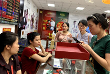 Giá vàng quay đầu giảm mạnh sau khi chạm ngưỡng 58 triệu đồng/lượng, người dân vội vàng chốt lời
