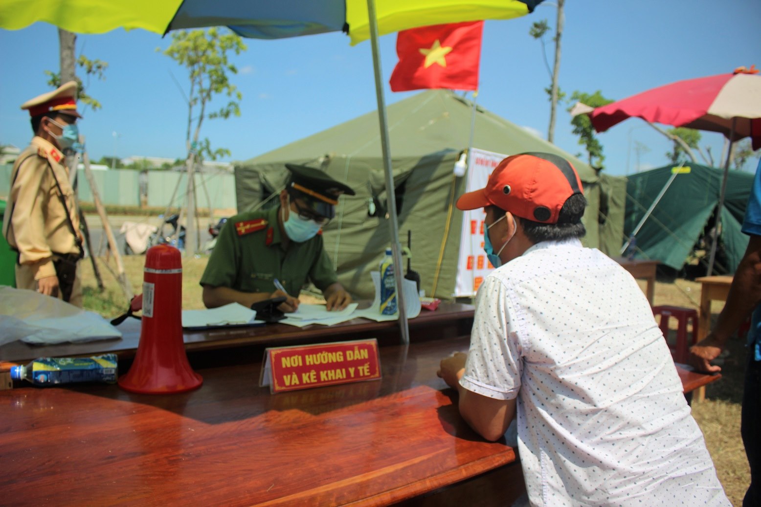 Kiểm tra y tế người từ Đà Nẵng vào Quảng Nam. Ảnh: VGP/Thế Phong Kiểm tra y tế người từ Đà Nẵng vào Quảng Nam. Ảnh: VGP/Thế Phong