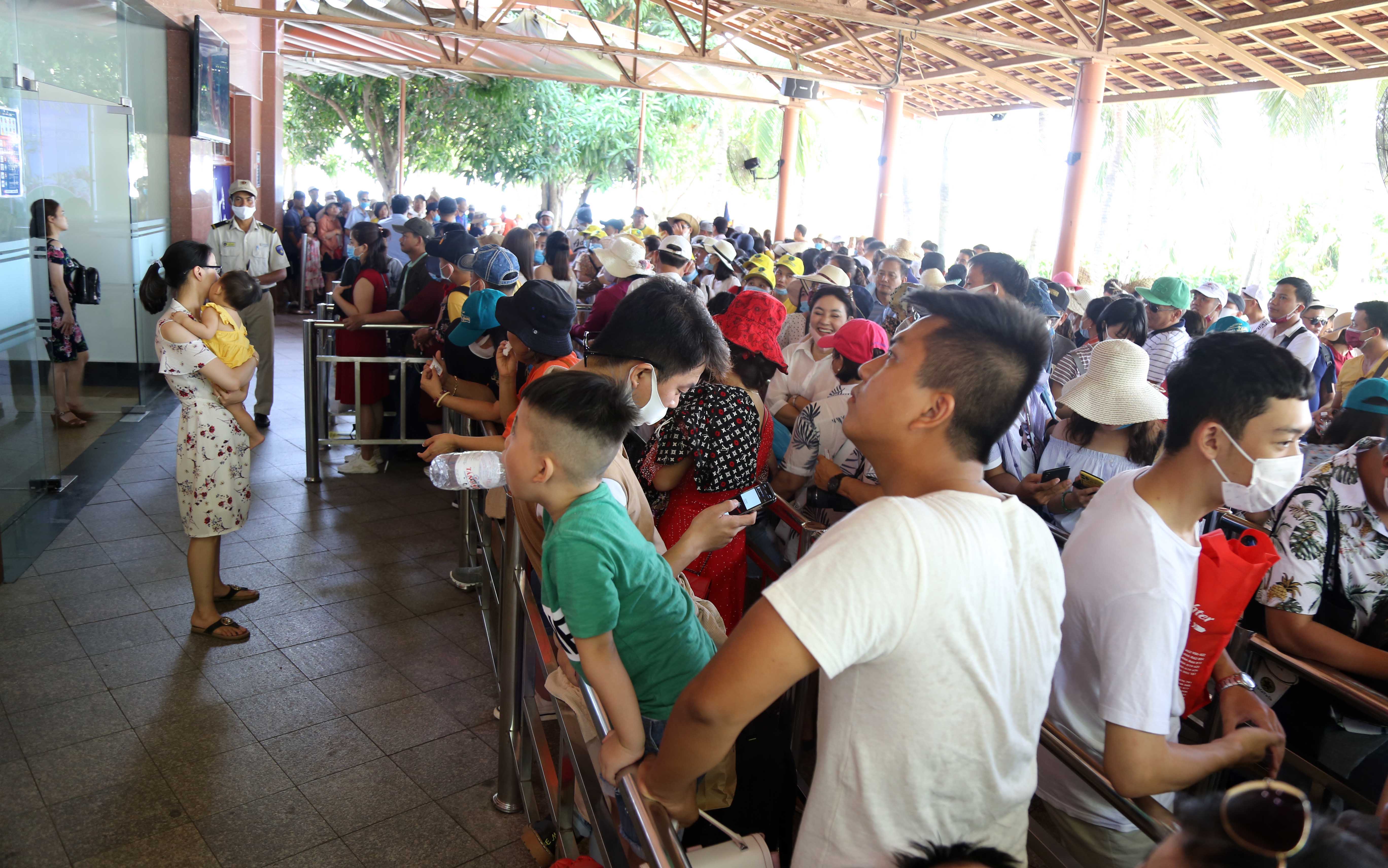 Vừa tung gói kích cầu doanh nghiệp du lịch Khánh Hòa lại gặp khó vì COVID-19 - Ảnh 1. Vừa tung gói kích cầu doanh nghiệp du lịch Khánh Hòa lại gặp khó vì COVID-19 - Ảnh 1.