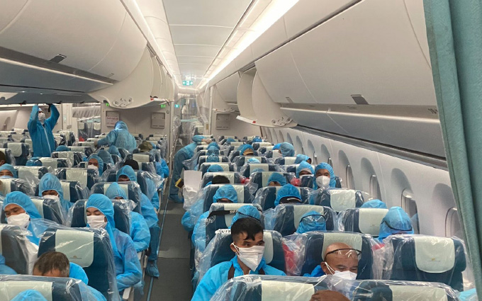Chuyến bay đến Guinea Xích Đạo: 'Ai cũng sợ, ai cũng lo, nhưng dù có chuyện gì xảy ra thì chúng ta đã dám làm một việc vô cùng đẹp' - Ảnh 1. Chuyến bay đến Guinea Xích Đạo: 'Ai cũng sợ, ai cũng lo, nhưng dù có chuyện gì xảy ra thì chúng ta đã dám làm một việc vô cùng đẹp' - Ảnh 1.