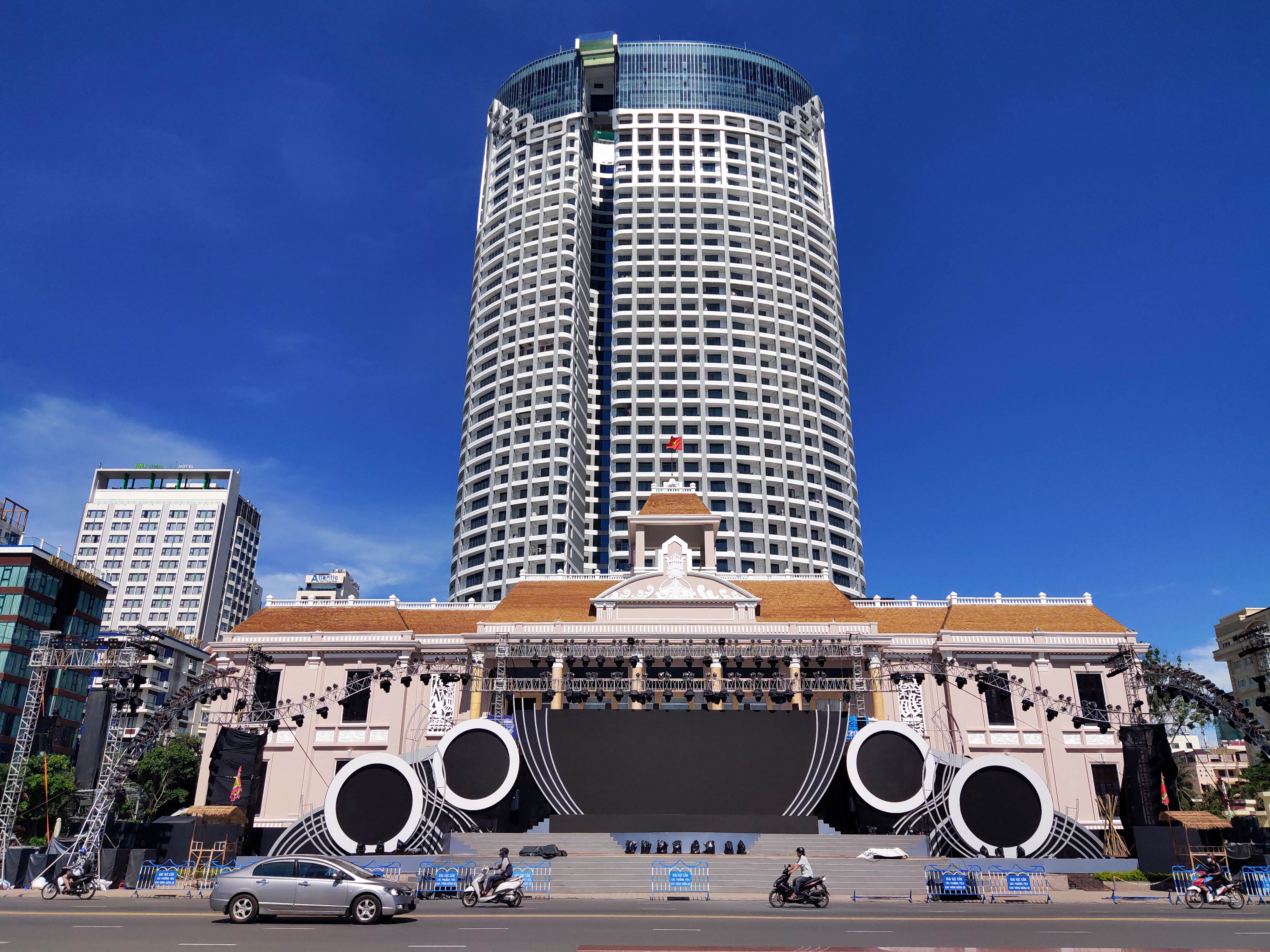 Khánh Hòa: Dừng tổ chức chương trình nghệ thuật với sự góp mặt của nhiều ca sĩ nổi tiếng vì dịch COVID-19 - Ảnh 1. Khánh Hòa: Dừng tổ chức chương trình nghệ thuật với sự góp mặt của nhiều ca sĩ nổi tiếng vì dịch COVID-19 - Ảnh 1.