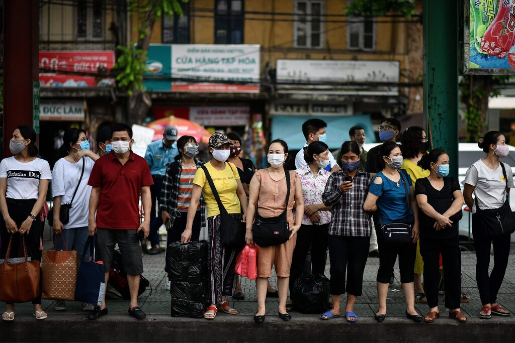 Người dân bắt đầu lại thói quen đeo khẩu trang khi ra ngoài. (Ảnh: Manan Vatsyayana / Agence France-Presse) Người dân bắt đầu lại thói quen đeo khẩu trang khi ra ngoài. (Ảnh: Manan Vatsyayana / Agence France-Presse)