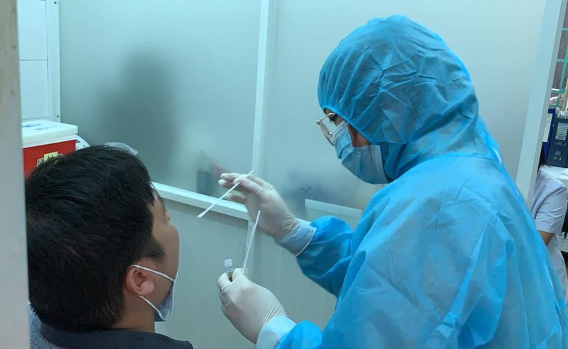 Từ 30/7, người dân Hà Nội đi từ Đà Nẵng về sẽ được xét nghiệm nhanh Covid-19 ngay tại các trạm y tế trên địa bàn - Ảnh 1.