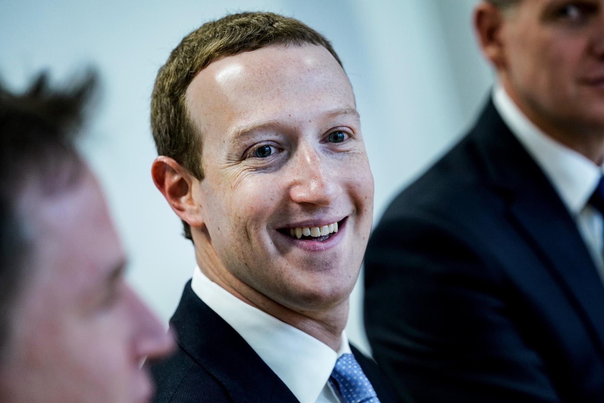 Số lượng người dùng Facebook tăng vọt nhờ COVID-19 - Ảnh 1. Số lượng người dùng Facebook tăng vọt nhờ COVID-19 - Ảnh 1.
