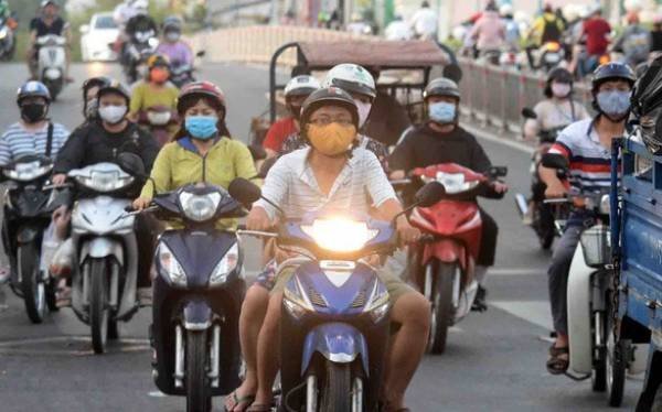 Bỏ qui định bật đèn xe máy ban ngày - Ảnh 1. Bỏ qui định bật đèn xe máy ban ngày - Ảnh 1.