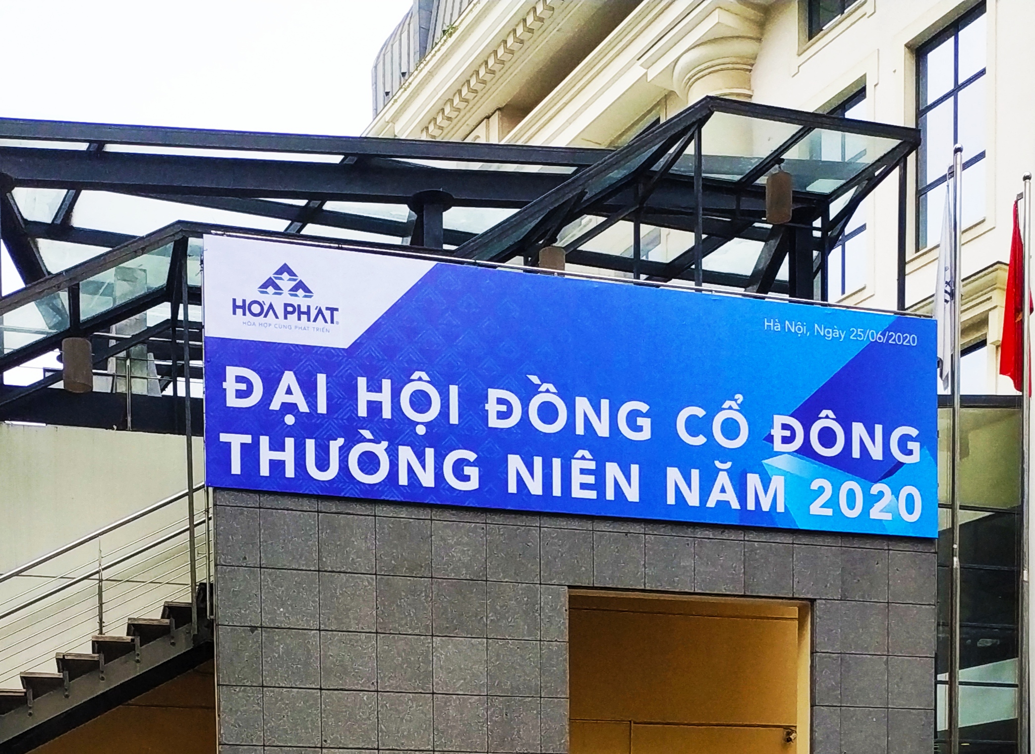 Hòa Phát bán 252.000 tấn thép xây dựng trong tháng 6, tăng trưởng 36% - Ảnh 1.