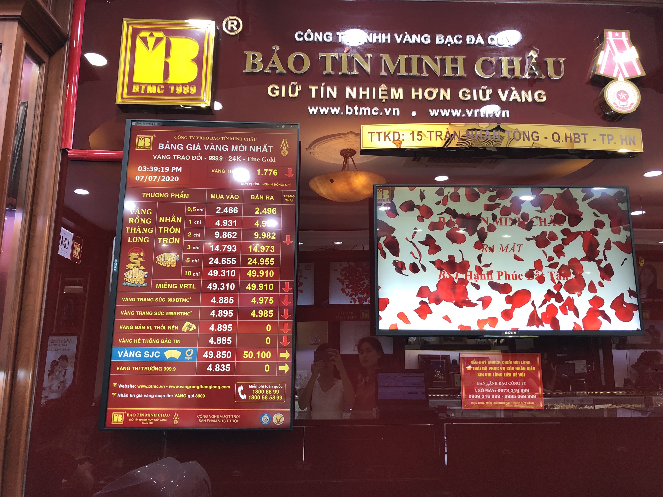 Giá vàng phá mốc 50 triệu đồng/lượng, nhiều người đến mua bán tại các hàng vàng - Ảnh 1. Giá vàng phá mốc 50 triệu đồng/lượng, nhiều người đến mua bán tại các hàng vàng - Ảnh 1.