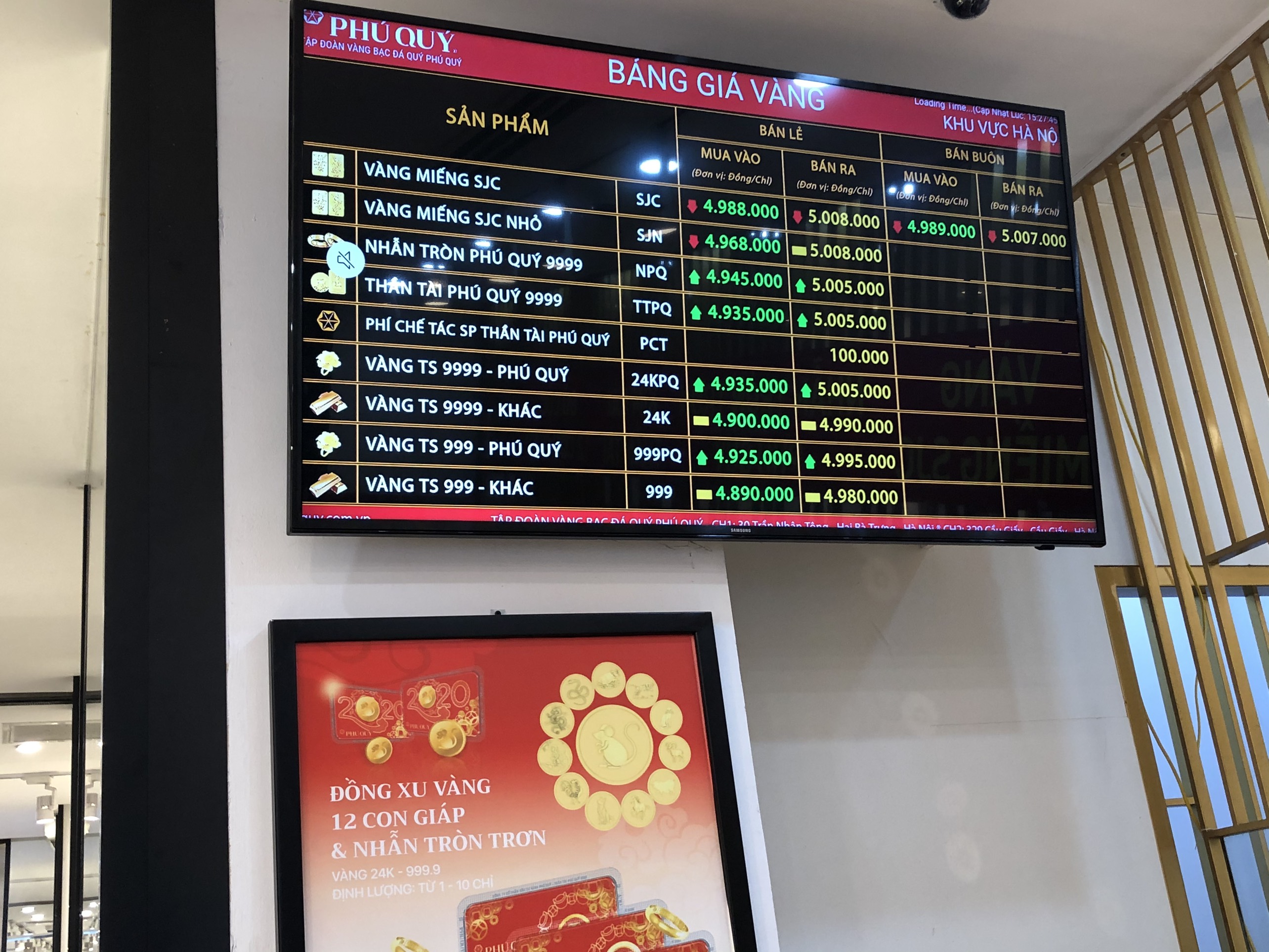 Giá vàng phá mốc 50 triệu đồng/lượng, nhiều người đến mua bán tại các hàng vàng - Ảnh 2. Giá vàng phá mốc 50 triệu đồng/lượng, nhiều người đến mua bán tại các hàng vàng - Ảnh 2.