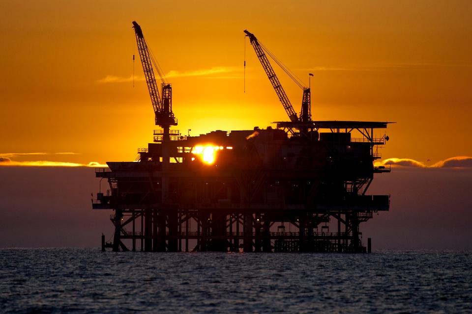 Giá xăng dầu hôm nay 8/7: Giá dầu tăng cao nhờ hỗ trợ cắt giảm sản lượng của OPEC+ - Ảnh 1. Giá xăng dầu hôm nay 8/7: Giá dầu tăng cao nhờ hỗ trợ cắt giảm sản lượng của OPEC+ - Ảnh 1.
