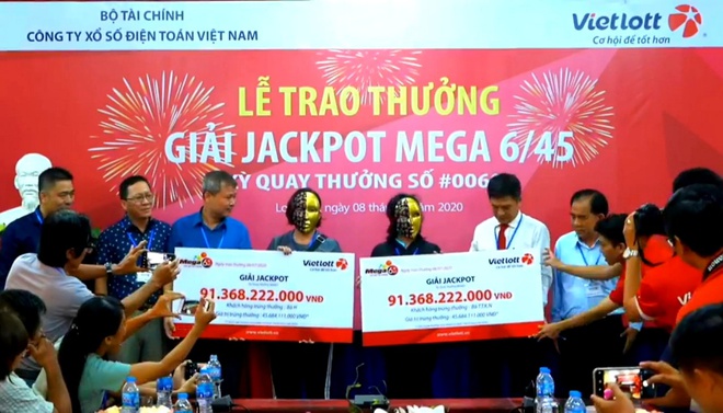 Vietlott trao giải Jackpot trị giá 91 tỉ đồng cho hai người chơi nữ - Ảnh 1. Vietlott trao giải Jackpot trị giá 91 tỉ đồng cho hai người chơi nữ - Ảnh 1.