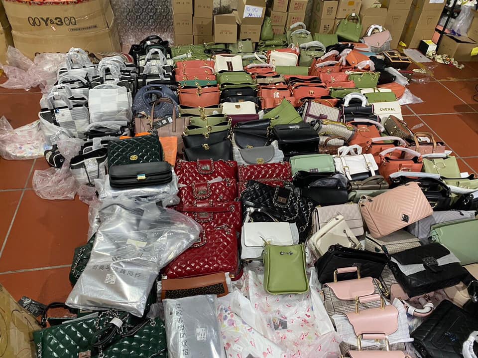 Đột kích kho hàng lậu giả mạo Gucci, Chanel, Adidas rộng hơn 10.000 m2 ở TP Lào Cai - Ảnh 2.