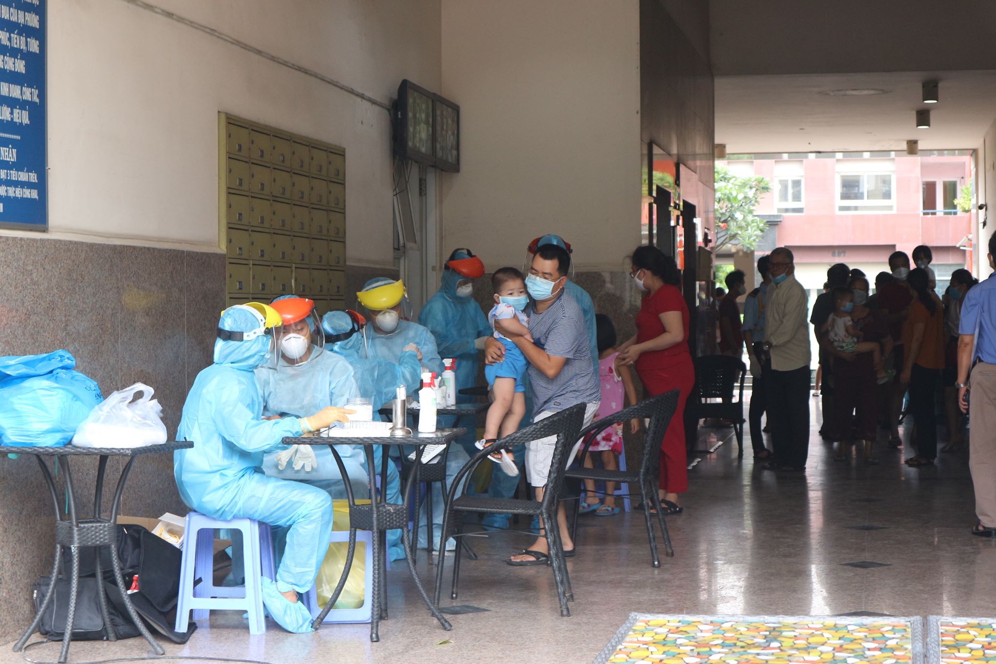 Xét nghiệm sàng lọc COVID-19 cho tất cả cư dân tại một chung cư trên địa bàn quận 12. - Ảnh 1. Xét nghiệm sàng lọc COVID-19 cho tất cả cư dân tại một chung cư trên địa bàn quận 12. - Ảnh 1.