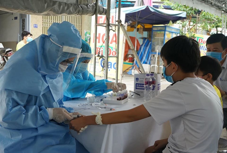 Làm việc suốt ngày đêm để xét nghiệm hàng nghìn mẫu bệnh phẩm tại Đà Nẵng - Ảnh 1. Làm việc suốt ngày đêm để xét nghiệm hàng nghìn mẫu bệnh phẩm tại Đà Nẵng - Ảnh 1.