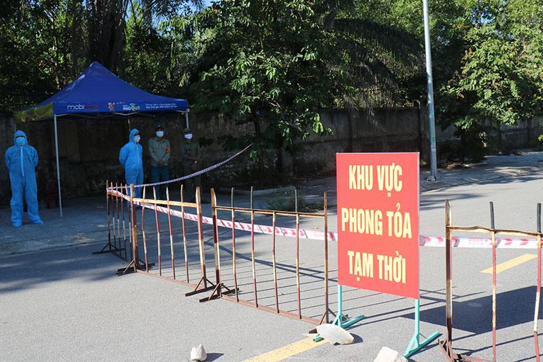 Lịch trình bệnh nhân 833: Đến nhiều ngân hàng, đi siêu thị, ăn giỗ - Ảnh 1.