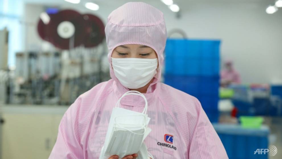 Các công ty sản xuất khẩu trang chật vật để tồn tại sau cơn sốt - Ảnh 1. Các công ty sản xuất khẩu trang chật vật để tồn tại sau cơn sốt - Ảnh 1.