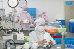 Các nhà sản xuất khẩu trang chật vật để tồn tại sau cơn sốt giá vì dịch Covid-19