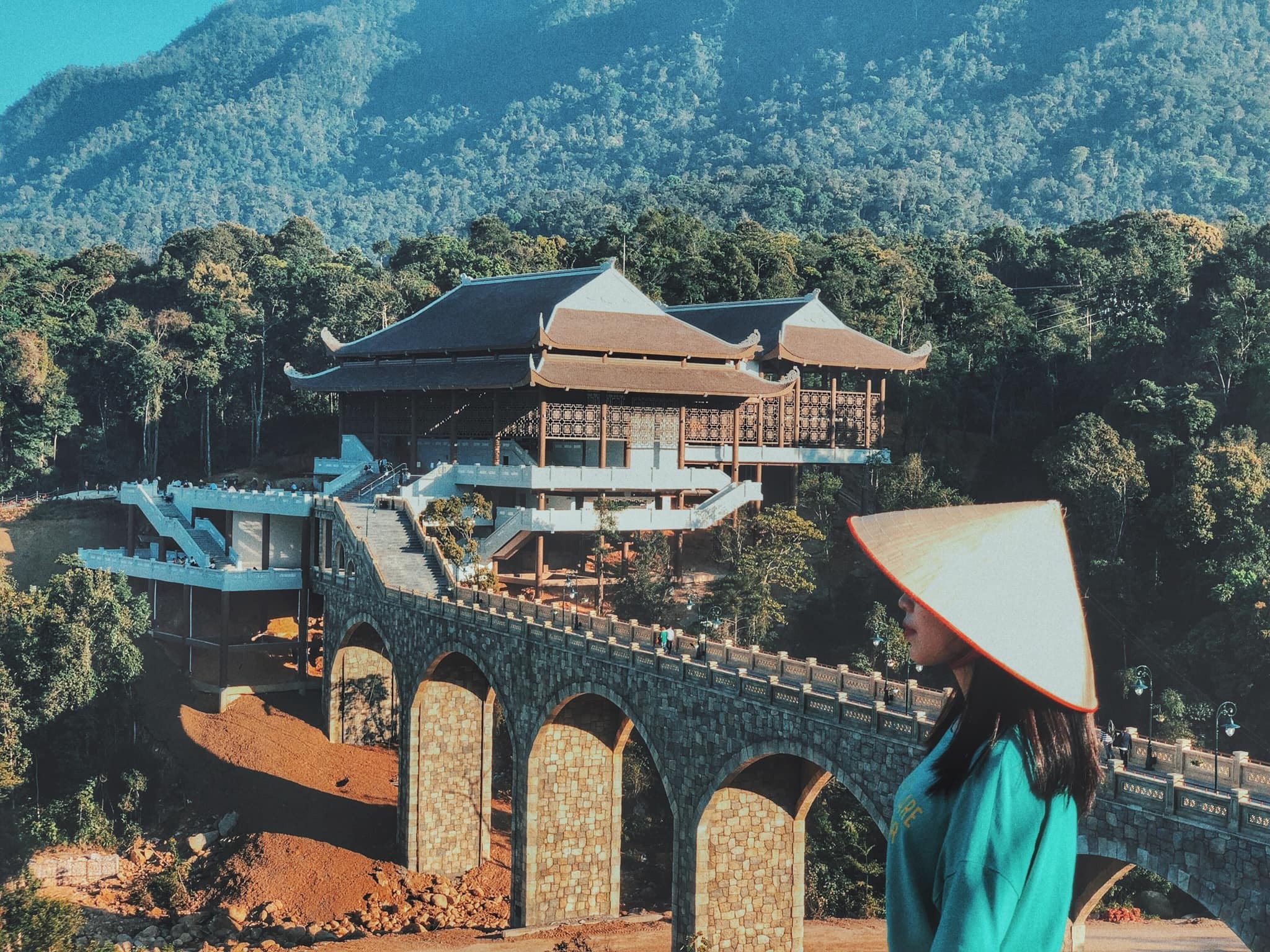 Du lịch tâm linh là gì? Bật mí những địa điểm du lịch tâm linh nổi tiếng trong và ngoài nước - Ảnh 1.