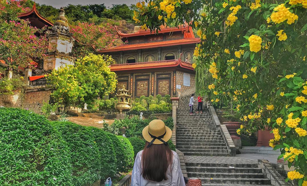 Du lịch tâm linh là gì? Bật mí những địa điểm du lịch tâm linh nổi tiếng trong và ngoài nước - Ảnh 2.